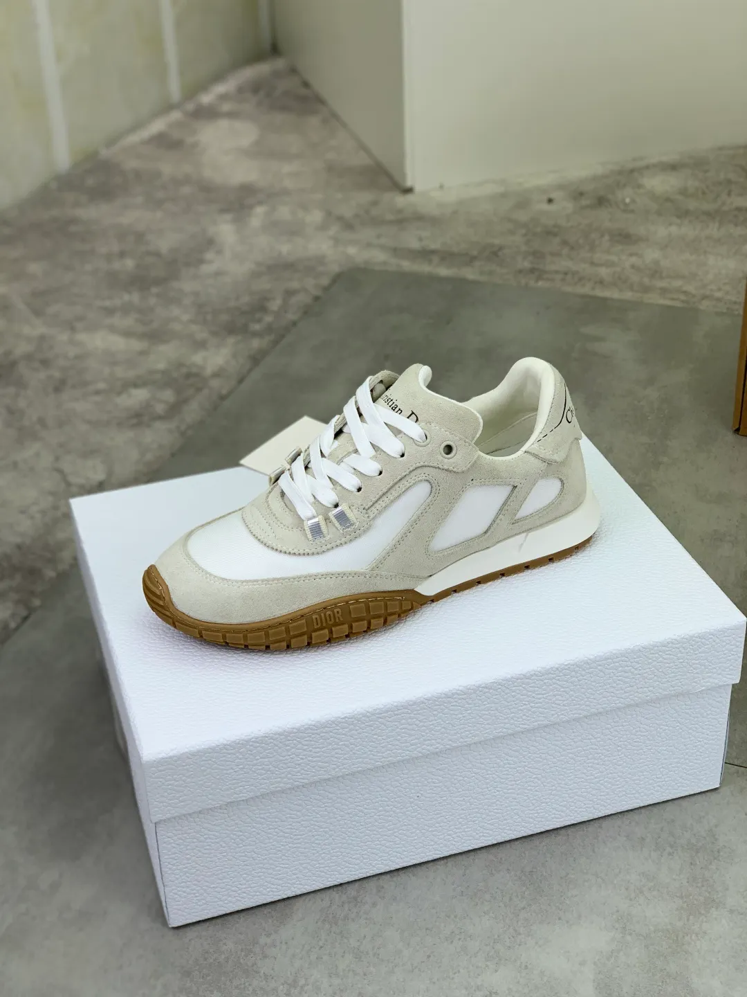 Men's men's shoes P560 new Dior Tech sneakers 2026 early spring series new products, with fashionable details, highlighting retro aesthetics. The light beige anti-suede cow leather upper is spliced ​​with apricot transparent mesh fabric on the side. The upper window edge is adhered with high-frequency flat ironing and back-pressure. It replicates the original craftsmanship, making it beautiful and comfortable without falling off. The interior is made of sheep lining of the same color and is soft and comfortable. The heel and tongue are embellished with the Paris logo. The textured TPU soles with the same color logo. The high-end version is exquisitely packaged with an airplane box, adding to the high-end style. Color: 4️⃣colors available Size: Female 35-41 Male 39-46